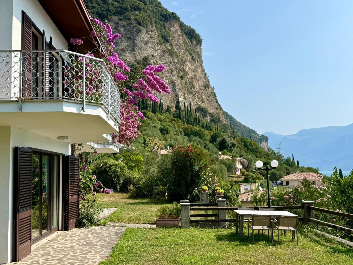 Exclusive private villa with panoramic lake view and pool use - Bed and Breakfast Gargnano