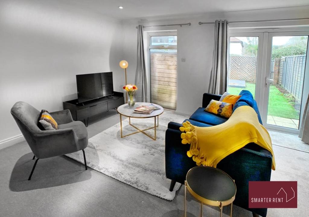 Woking - 2 Bedroom House - With Garden - B&B Chobham