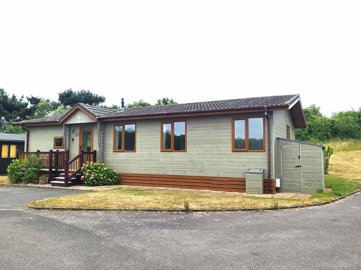 Shorefield Country Park 4 Bedroom Lodge communal swimming pool - B&B Milford on Sea