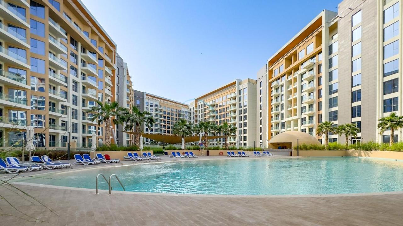 Peaceful 1BR with Spacious Balcony and Private Beach Access, Just a Short Drive from Khorfakkan Waterfall & Al Rafisah Dam, Khor Fakkan Resort by Deluxe Holiday Homes - Chambres d'hôtes Khawr Fakkān