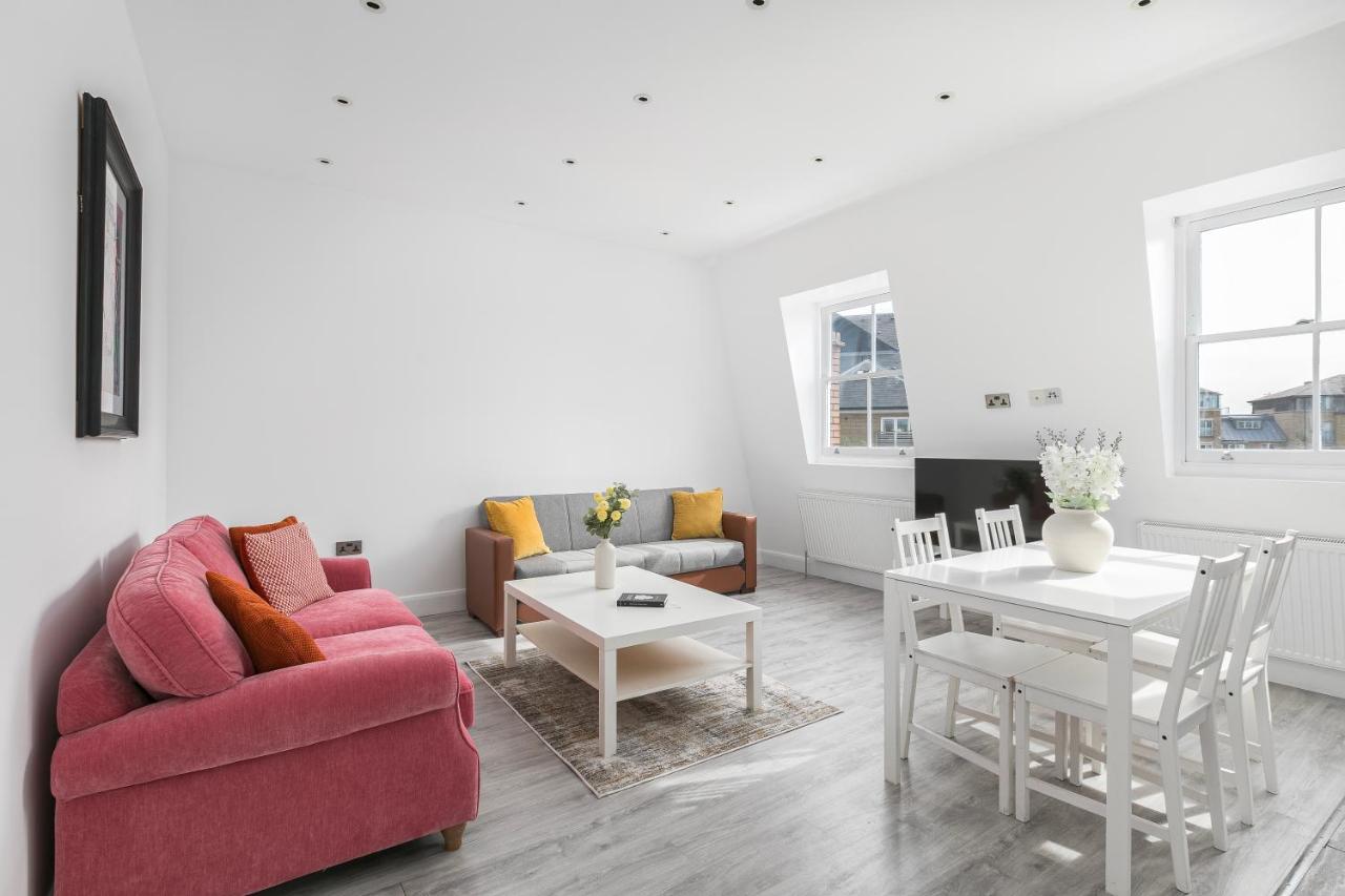 The Langley 2 Bedroom Suite - Ferienwohnung London