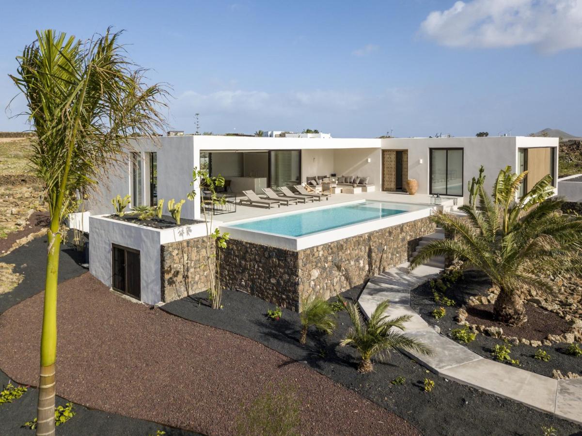 Villa Gara exclusive luxury villa with heated pool - Chambres d'hôtes Lajares