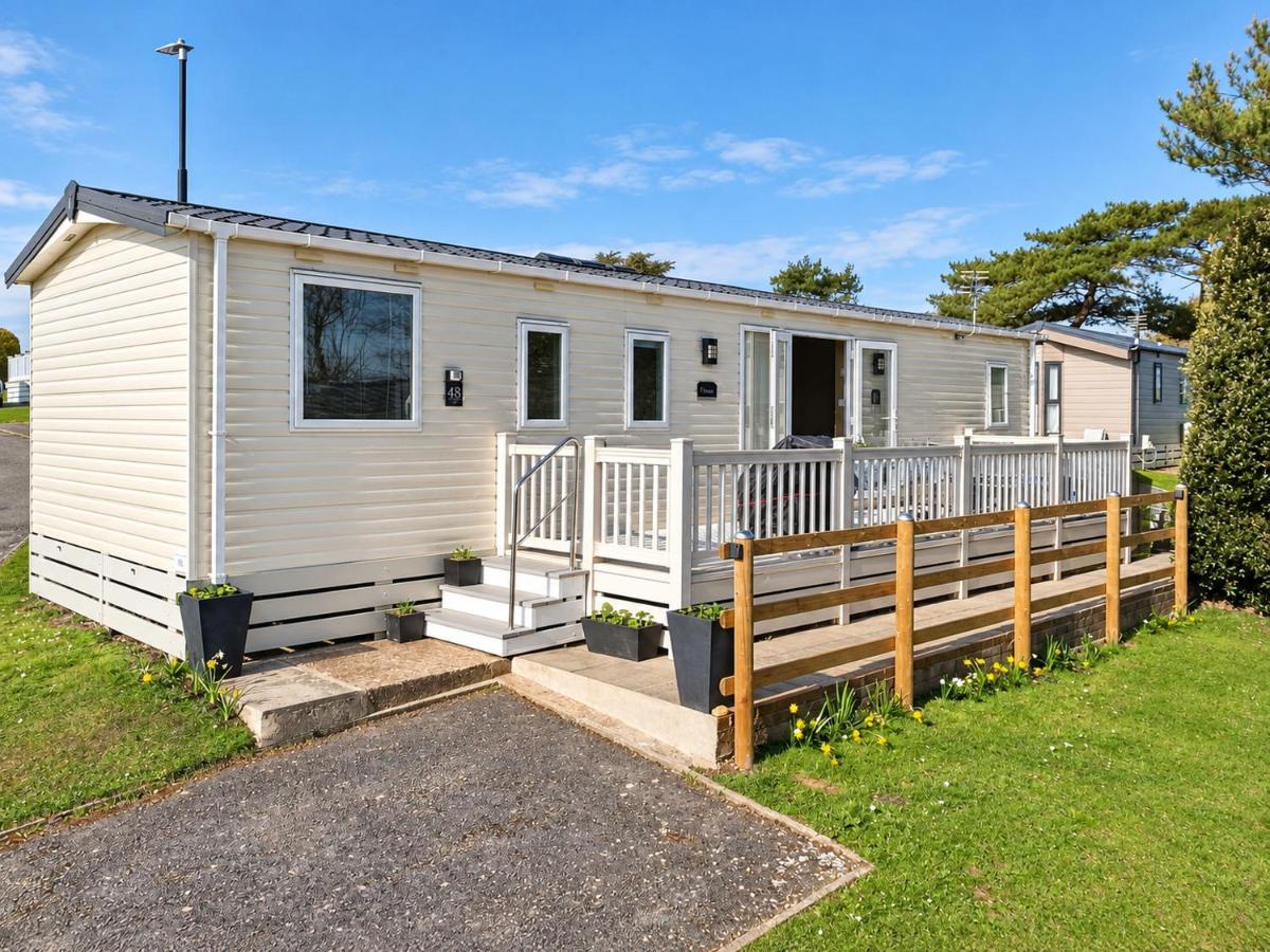 Shorefield 3-Bed Lodge Sleeps 6 w Top Reviews - B&B Downton