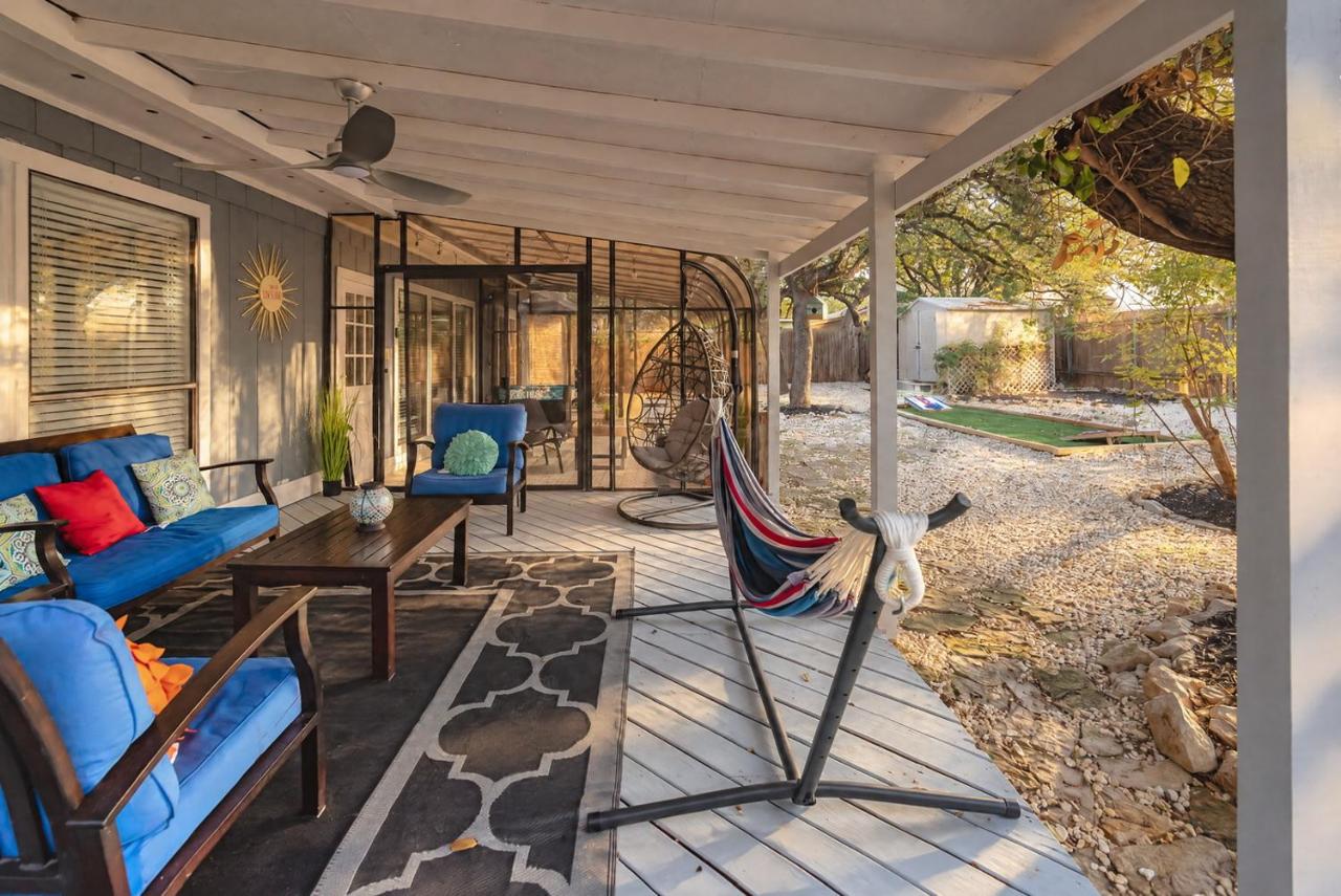 4BR Family Retreat with Game Room & Sunroom - Bed and Breakfast San Antonio