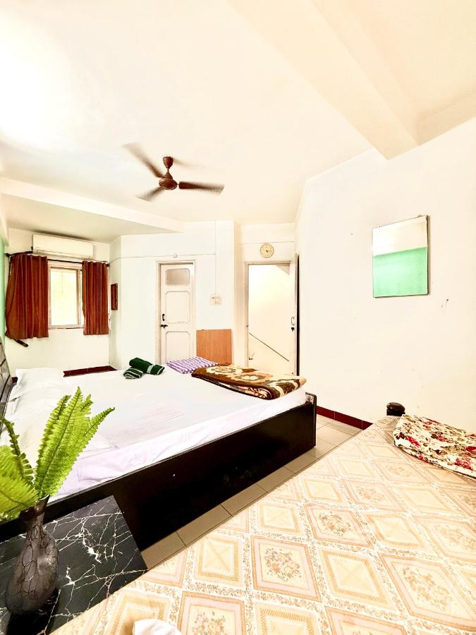 Tranquil Guest House ll 2 BHK ll Garden ll WiFi ll TV - Chambres d'hôtes Lonavla
