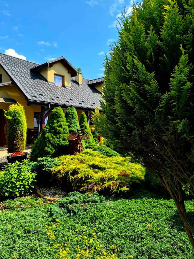 Całoroczne domki apartamentowe "Pod lipą" Izabela Konopelska - Chambres d'hôtes Ustrzyki Dolne