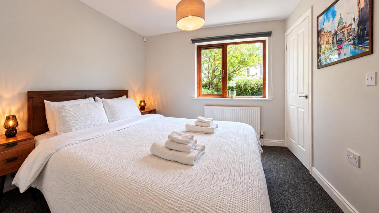 The Eastside Escape! Stunning 2 Bed Walk Anywhere - B&B Belfast