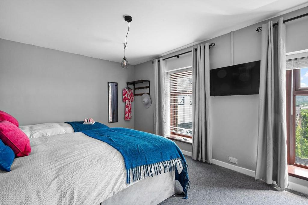 Tawe House Spacious 4-Bed Sleeps 8 Swansea - B&B Morriston