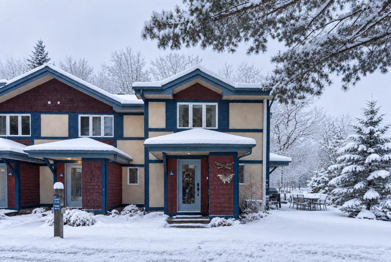 NEW! Bright Golf Getaway Fireplace & Pools - B&B Mont-Tremblant