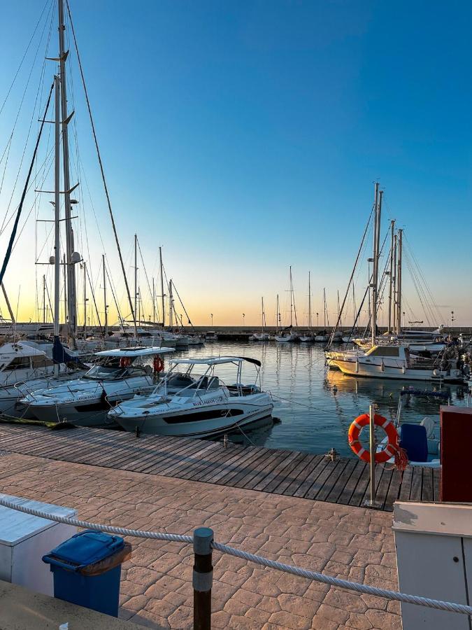 Latchi Harbour - 2 Bedrooms, Sleeps 5 - Chambres d'hôtes Lakkí