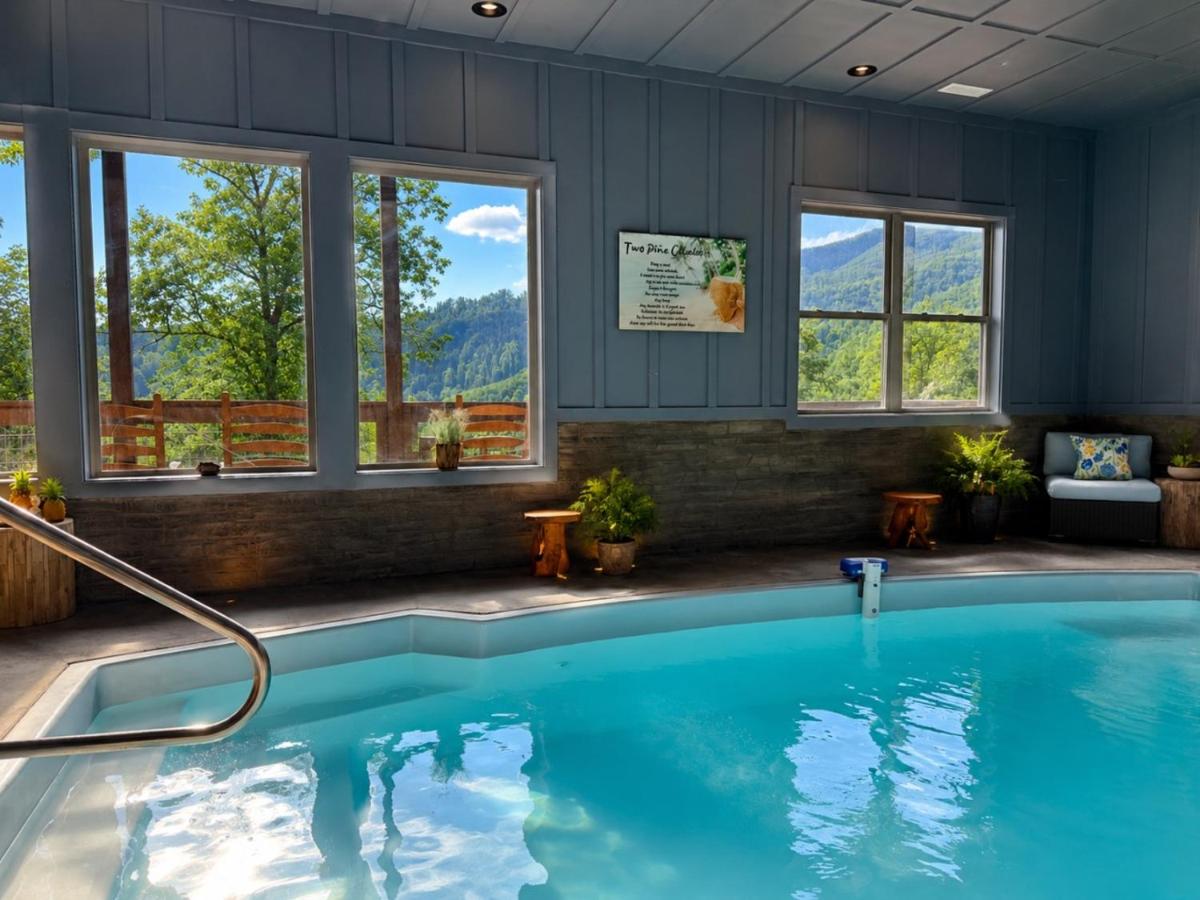Indoor Heated Pool Cabin with View, Theater, Game Room & Fire Pit - Chambres d'hôtes Gatlinburg