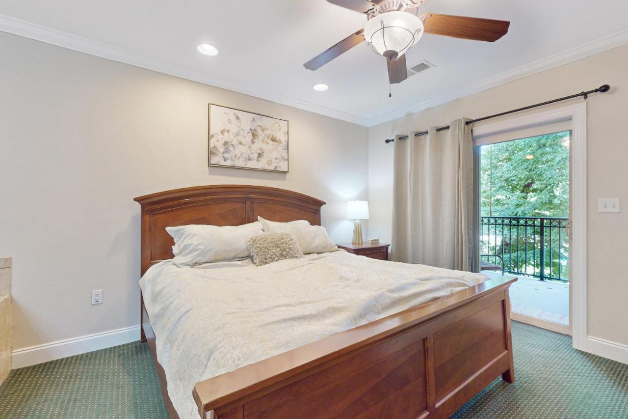 Central Condo Sleep 6 Balcony Shared Pool Hot Tub - B&B Gatlinburg