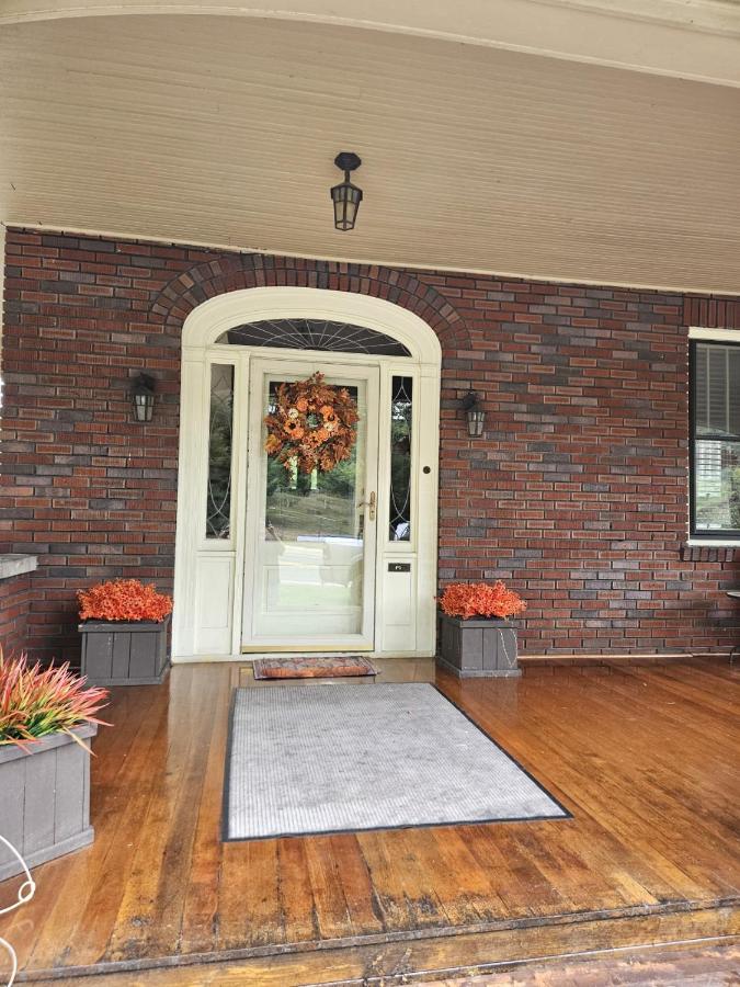 Aunt Bea's Bungalow - Pet Friendly - Hot Tub - Screen Porch - Wifi - Fenced Yard - King Bed - Town - Ferienwohnung Berkeley Springs