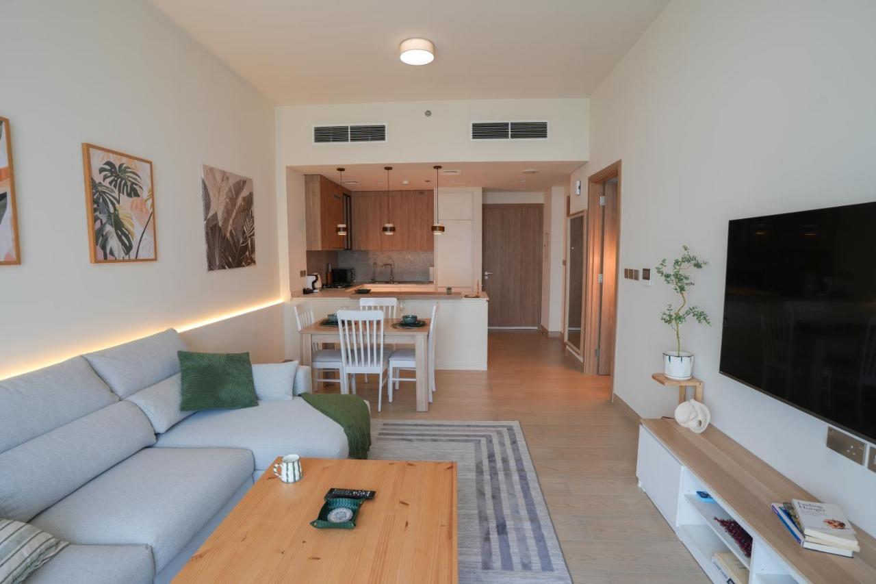 Serene 1Bedroom, minutes to Global village, Park view - Chambres d'hôtes Dubaï