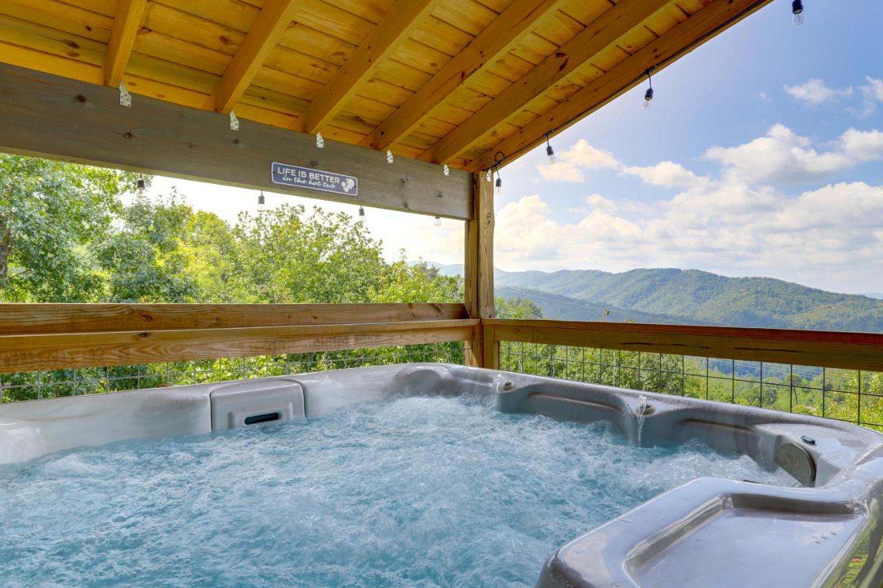 Gorgeous Gatlinburg Cabin: Large Deck & Hot Tub! - Bed and Breakfast Gatlinburg