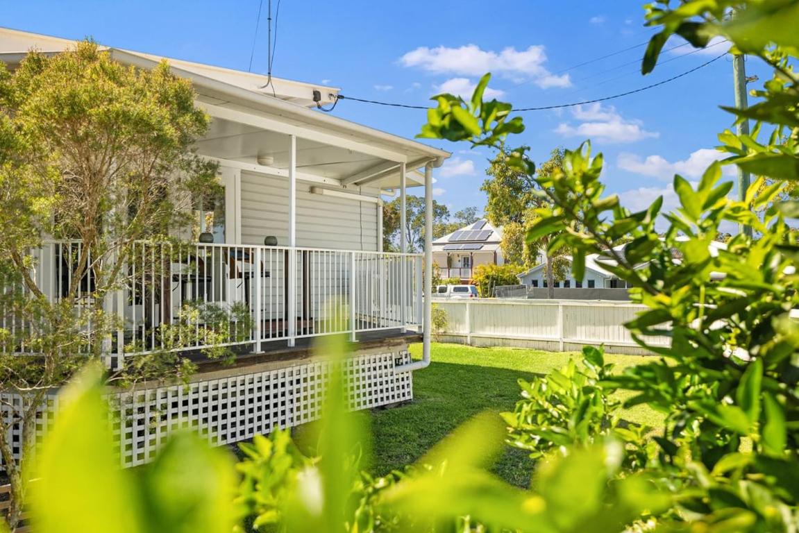 Pumicestone Porch – 4BR Pet-Friendly, Walk to Bongaree Jetty. - B&B Pengarry