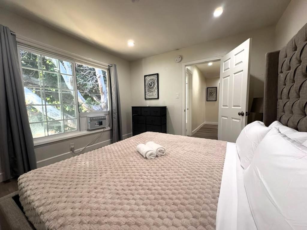 2BR Hollywood Apartment Near Walk of Fame & Melrose - B&B Los Angeles