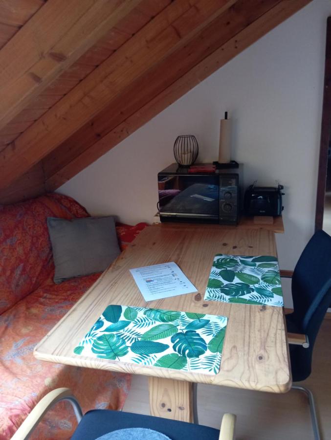 Gemütliches, ruhiges Dachgeschosszimmer - B&B Ehringshausen