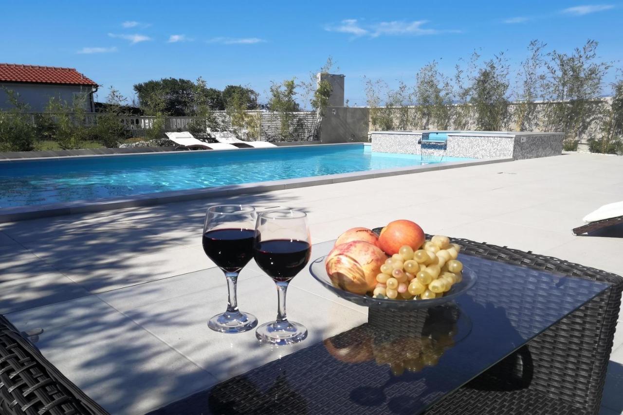 Flora Maris Pool Apartments - Chambres d'hôtes Privlaka