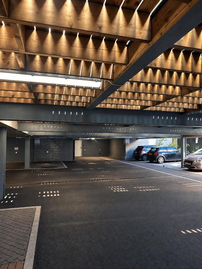 Modern 2-Bed Apartment in the City Centre with Secure Parking ideal for Contractors, Business Travellers, Families - Bed and Breakfast Birmingham