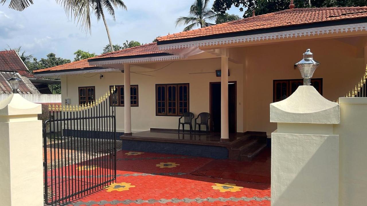 Jasmin Villa, peaceful and family friendly 3 Bedroom home stay at Pala - Ferienwohnung Pullappalli