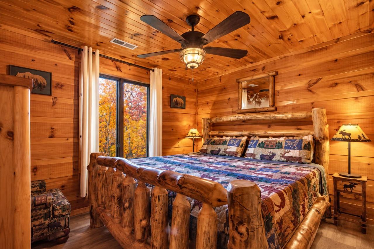 Hot Tub with Mountain Views, Fire Pit & Pool Table - B&B Sevierville