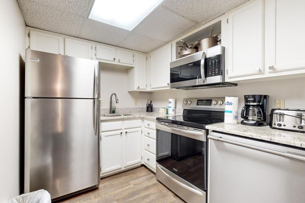 Dual-Suite Riverside Condo Sleeps 4 Views Pool - Chambres d'hôtes Pigeon Forge