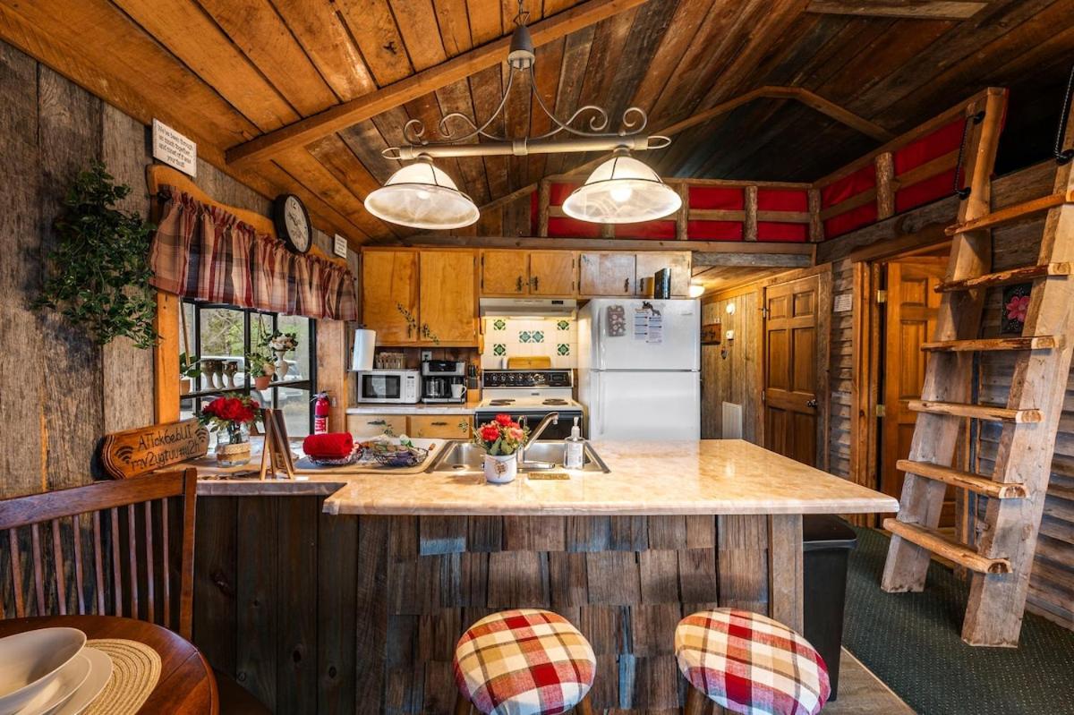 Authentic, Rustic, Cute & Cozy! - B&B Pigeon Forge
