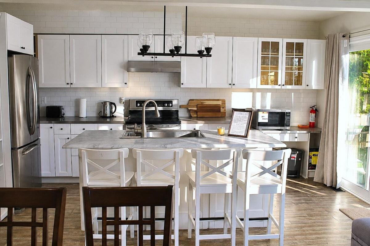 Sofi House in Barrie, 5 bedroom, pool table, PS4 - Chambres d'hôtes Barrie