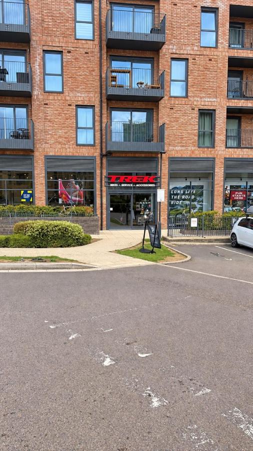 Stunning New 1-Bed Flat with Sunny Balcony Campbell wharf Free secure parking Gated - B&B Milton Keynes