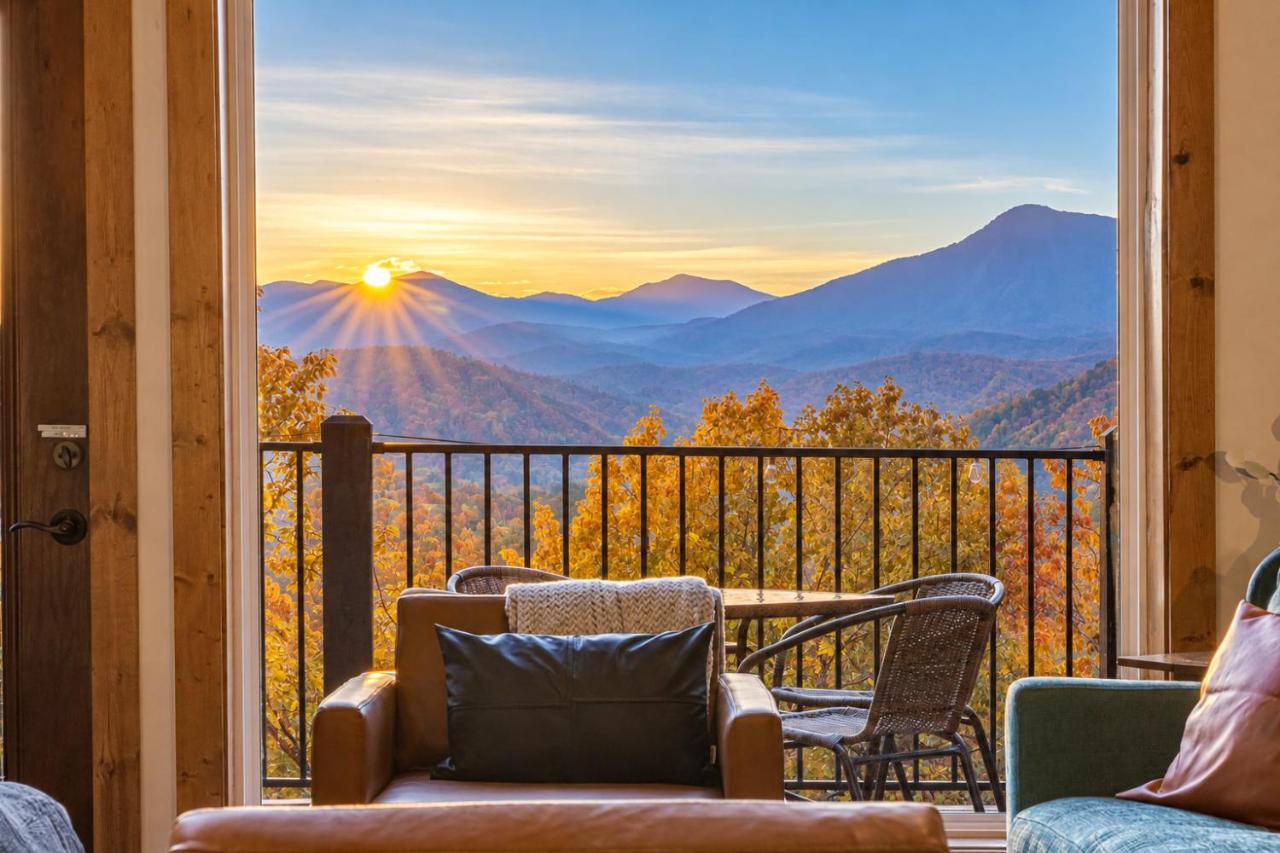 Gatlinburg Romantic Cabin -Hot Tub & Smoky Mountain Views - B&B Gatlinburg
