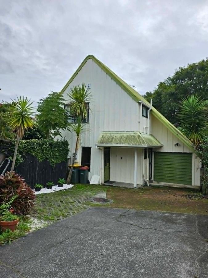 Three-Bedroom Home Just Minutes from the Beach - B&B Auckland