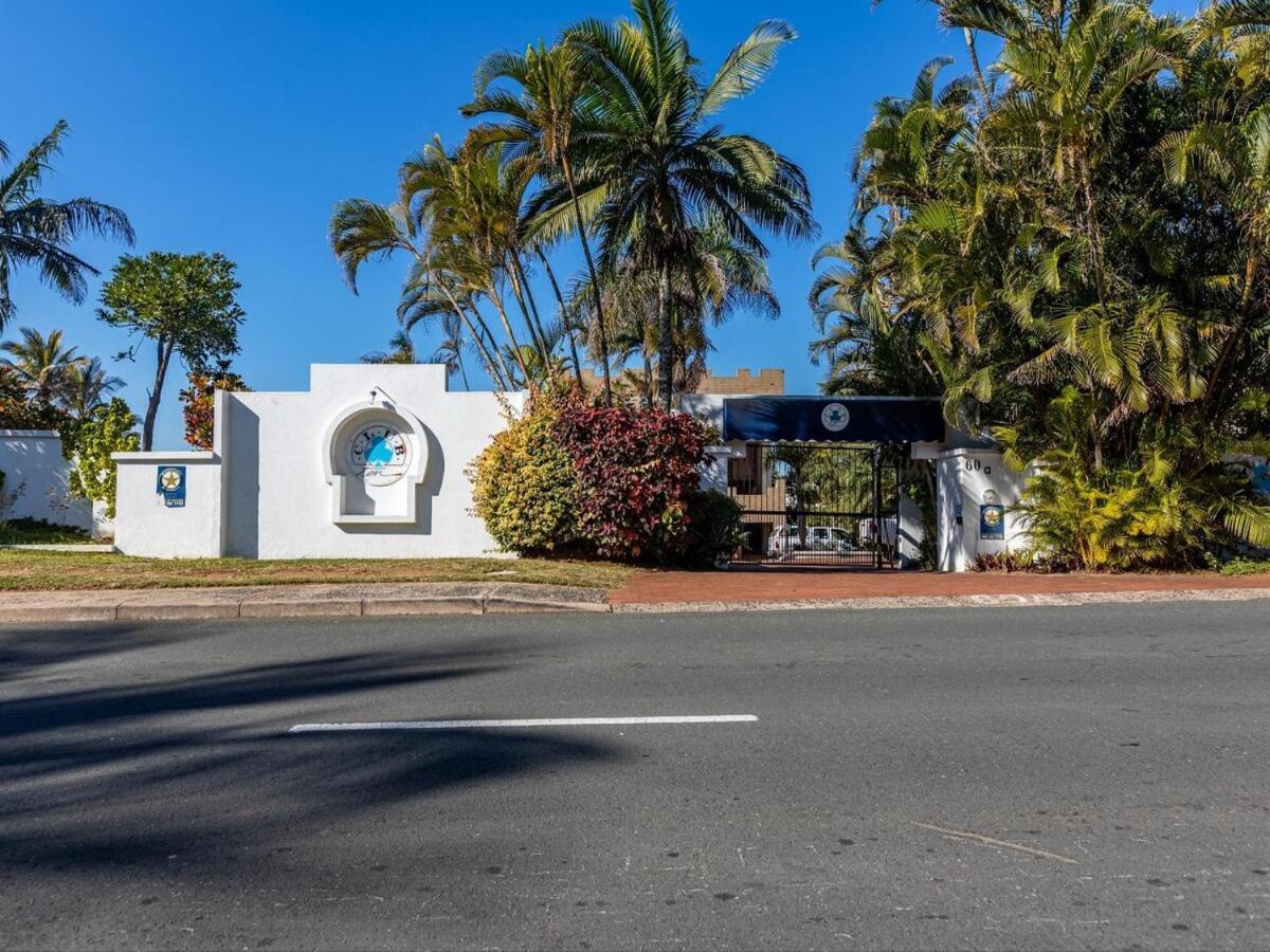 Ballito beachfront 3-bed, daily service, lawn and promenade steps from the sand - Chambres d'hôtes Ballito