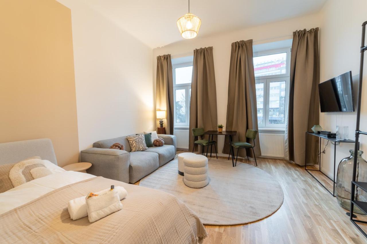 josef's home I Comfort Studio I Metro Access - Bed and Breakfast Wenen