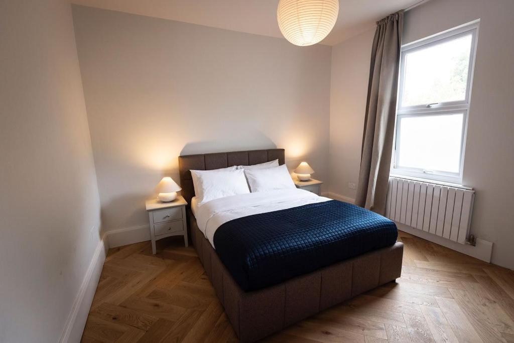 Keystones Apartments near Kempton Park with Parking and EV Charging - Ferienwohnung Sunbury Common