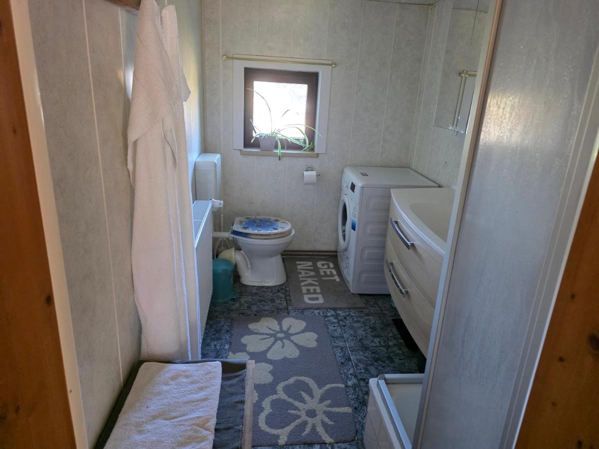 Kleiner Bungalow mit Kamin in ruhiger Lage - B&B Finsterwalde
