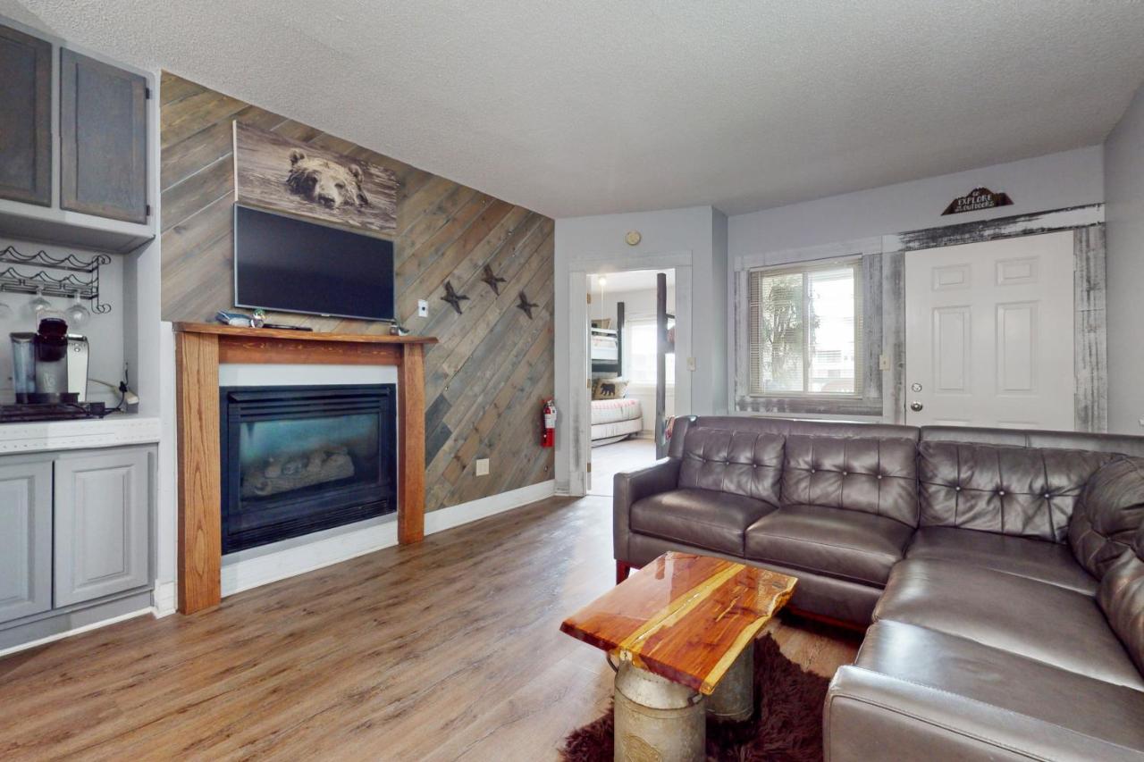 River Place Condo Sleeps 6 Mtn River View Balcony - B&B Pigeon Forge