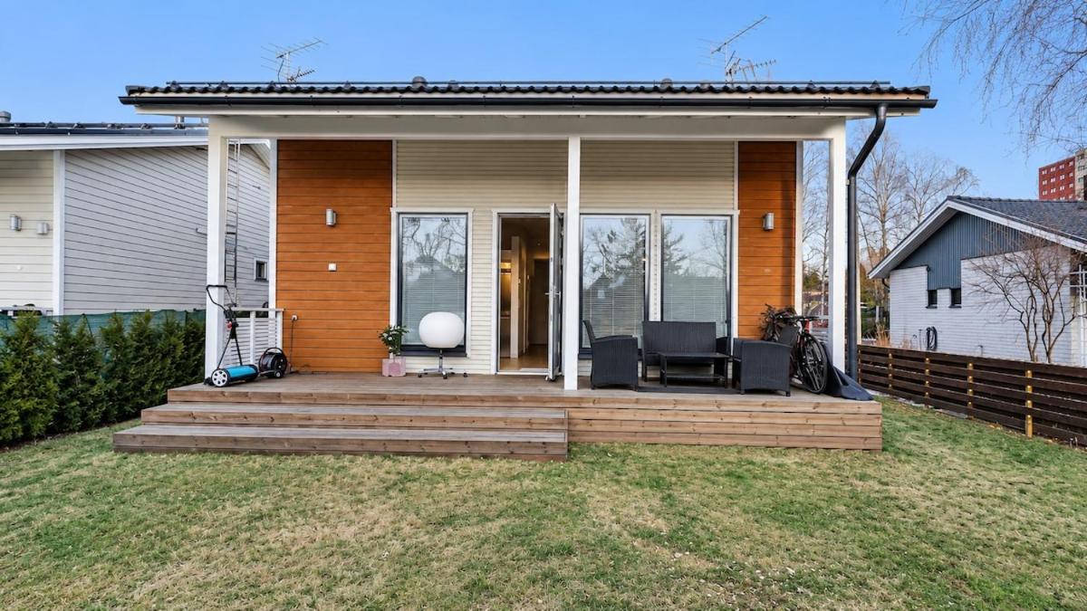 Luxury Finnish Home - Sauna, Garden & Train - B&B Vantaa