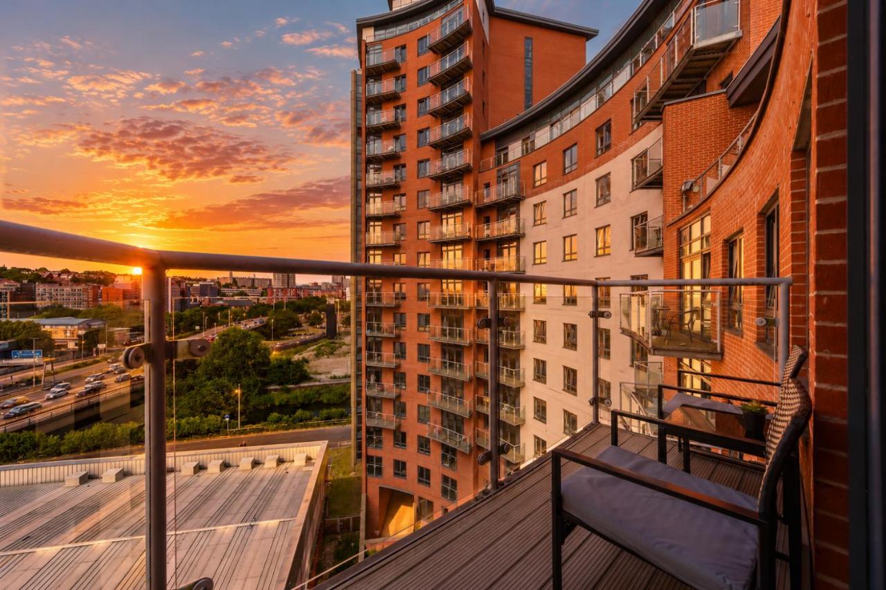 Modern City Centre Apt - Balcony & Sunset Views & sleeps 8 - B&B Leeds
