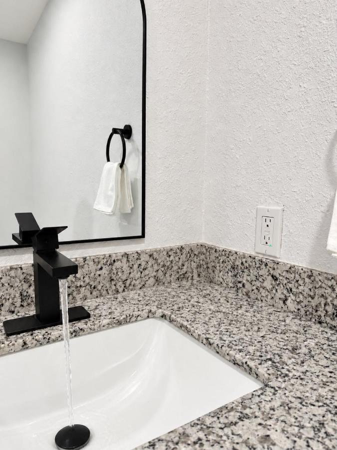 Private HTX Stay Near Airport - Sleeps 2 - B&B Houston