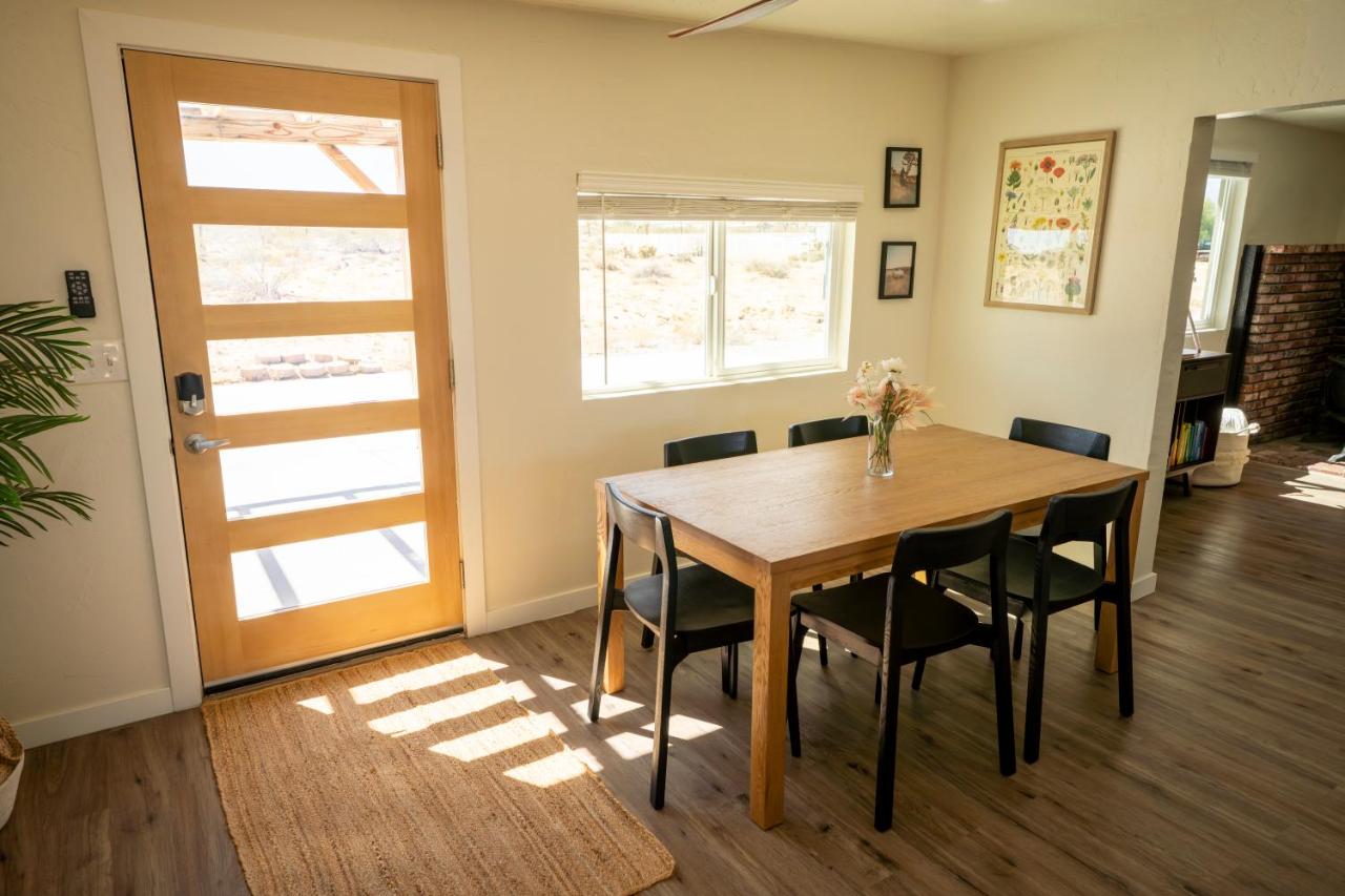 Desert Oasis - Firepit, Stargazing, Kitchen Essentials, 5 Acres, & Joshua Trees - Sleeps 6 Comfortably, 7 with Sofa, 9 Maximum - B&B Landers