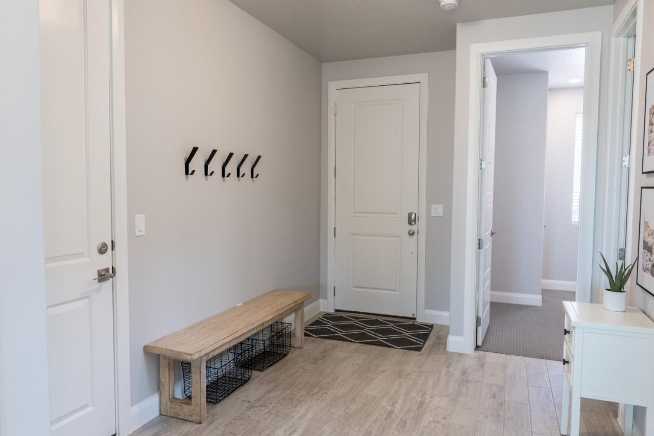 Cozy Sweet Retreat Brand New Private Home w Spa Game Room and Firepit - B&B Washington