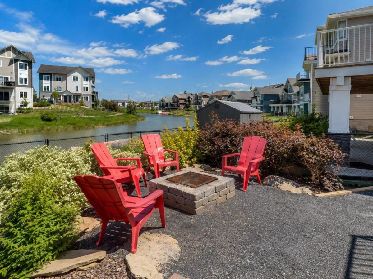 Airdrie 4BR Canal-View Home – Pool Table, Movie Recliners, Office, Double Garage - B&B Airdrie