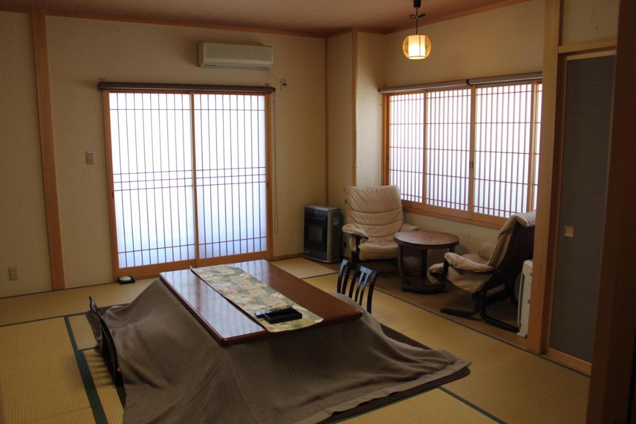Camera Familiare con Area Tatami e Bagno in Comune