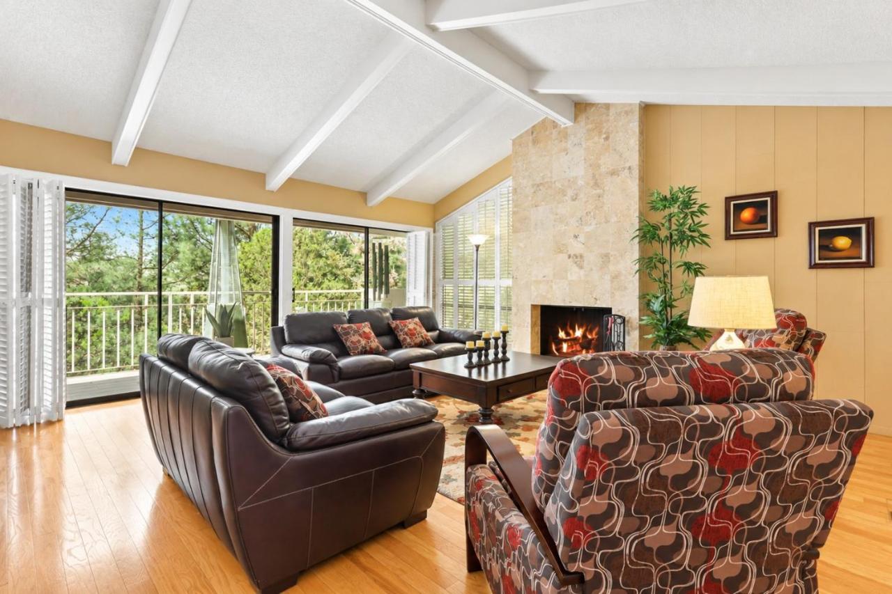 Pine Ridge Retreat , Pool, Patio and Mountain Views - Bed and Breakfast El Paso