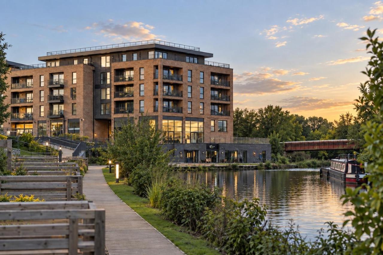Top Floor Apartment 2 Bed Flat at Campbell Wharf Free secure parking Gated - B&B Milton Keynes