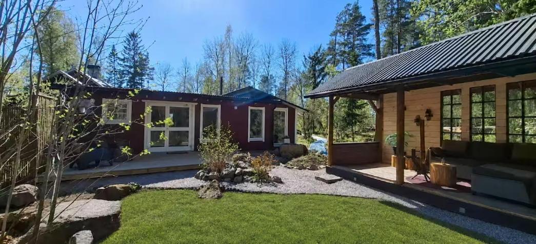 Roans Lodge l Luxury Lodge Surrounded by Nature - Bed and Breakfast Frövi