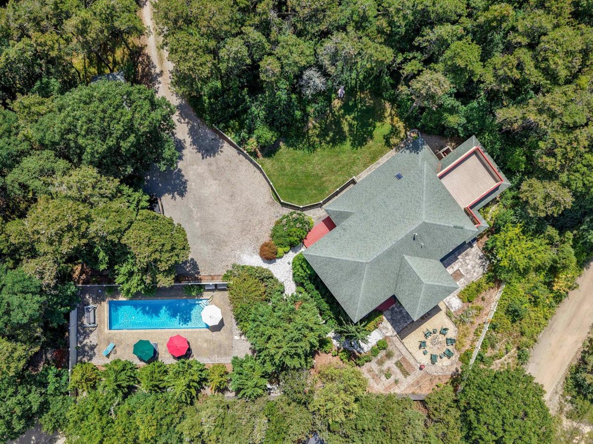 Beautiful backyard pool deeded beach rights - B&B Truro