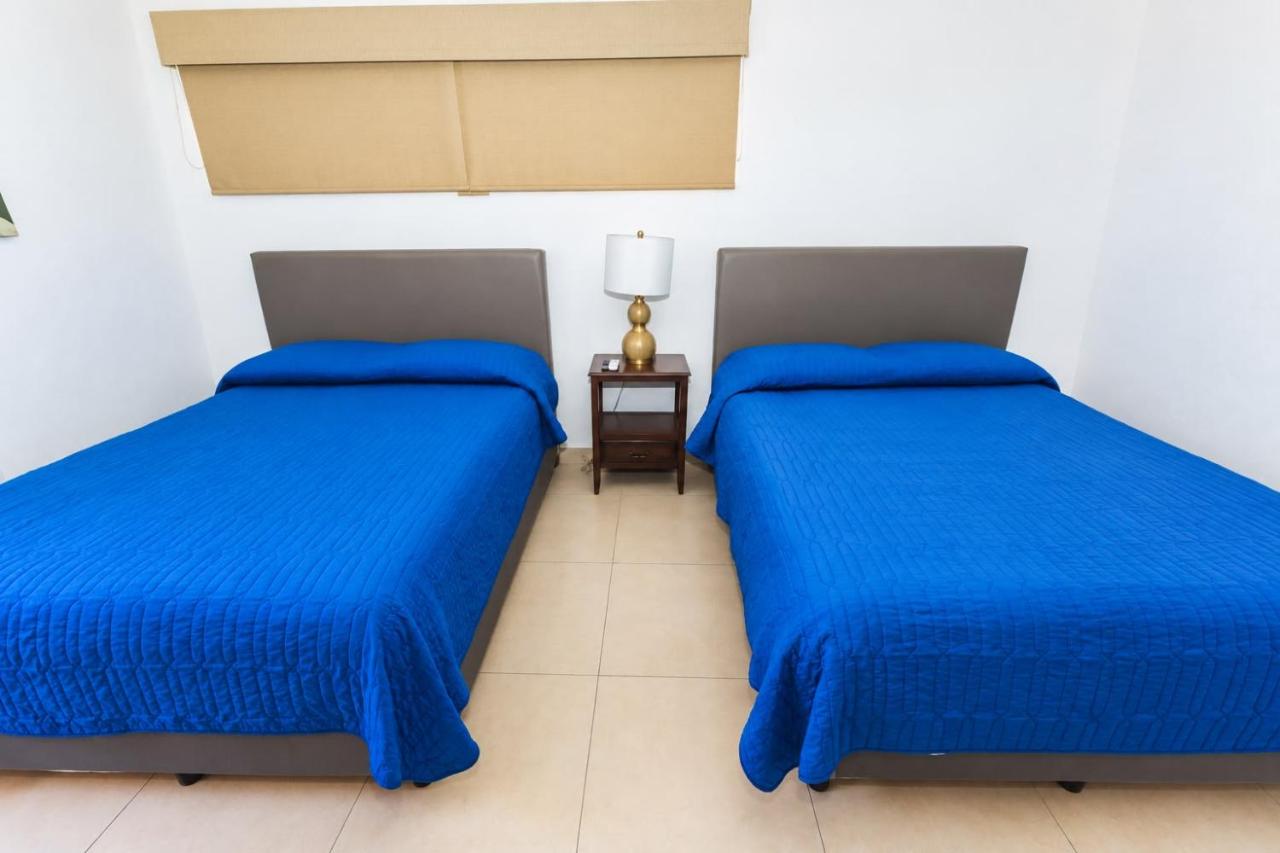 Habitación con 2 camas grandes