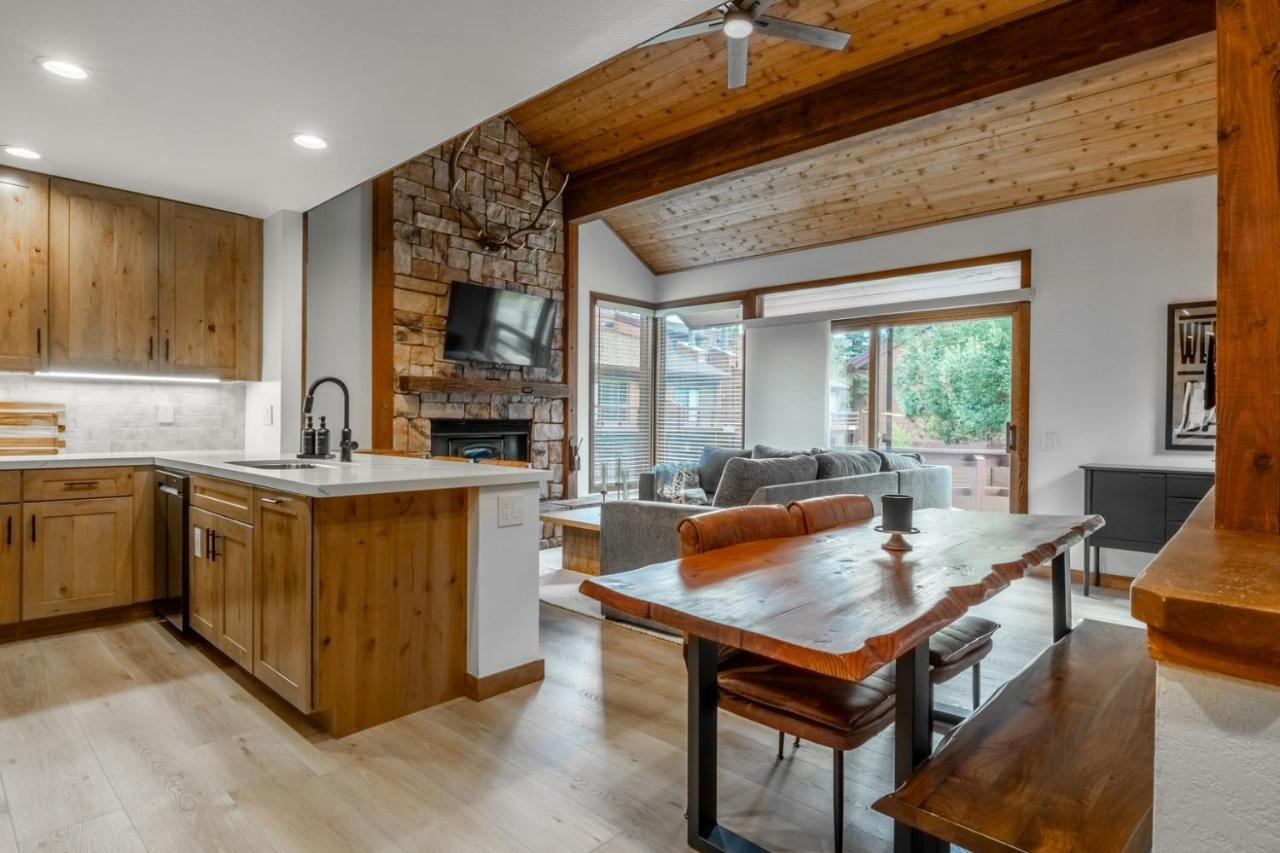 Just Renovated & Steps to Village! 2BR2BA Loft - Chambres d'hôtes Mammoth Lakes